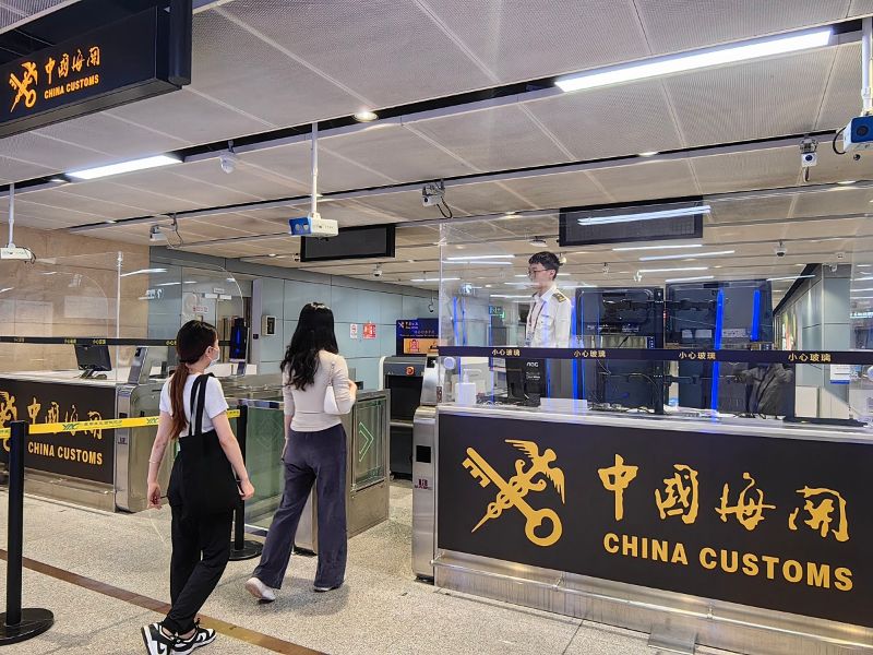 图说：关员在昆明机场口岸旅检现场验放入境旅客 单珊 摄